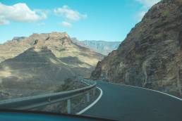 Straße auf Gran Canaria mit den Bergen im Hintergrund