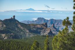 Aussicht auf den Roque Nublo auf Gran Canaria, bis hin zum Mount Teide