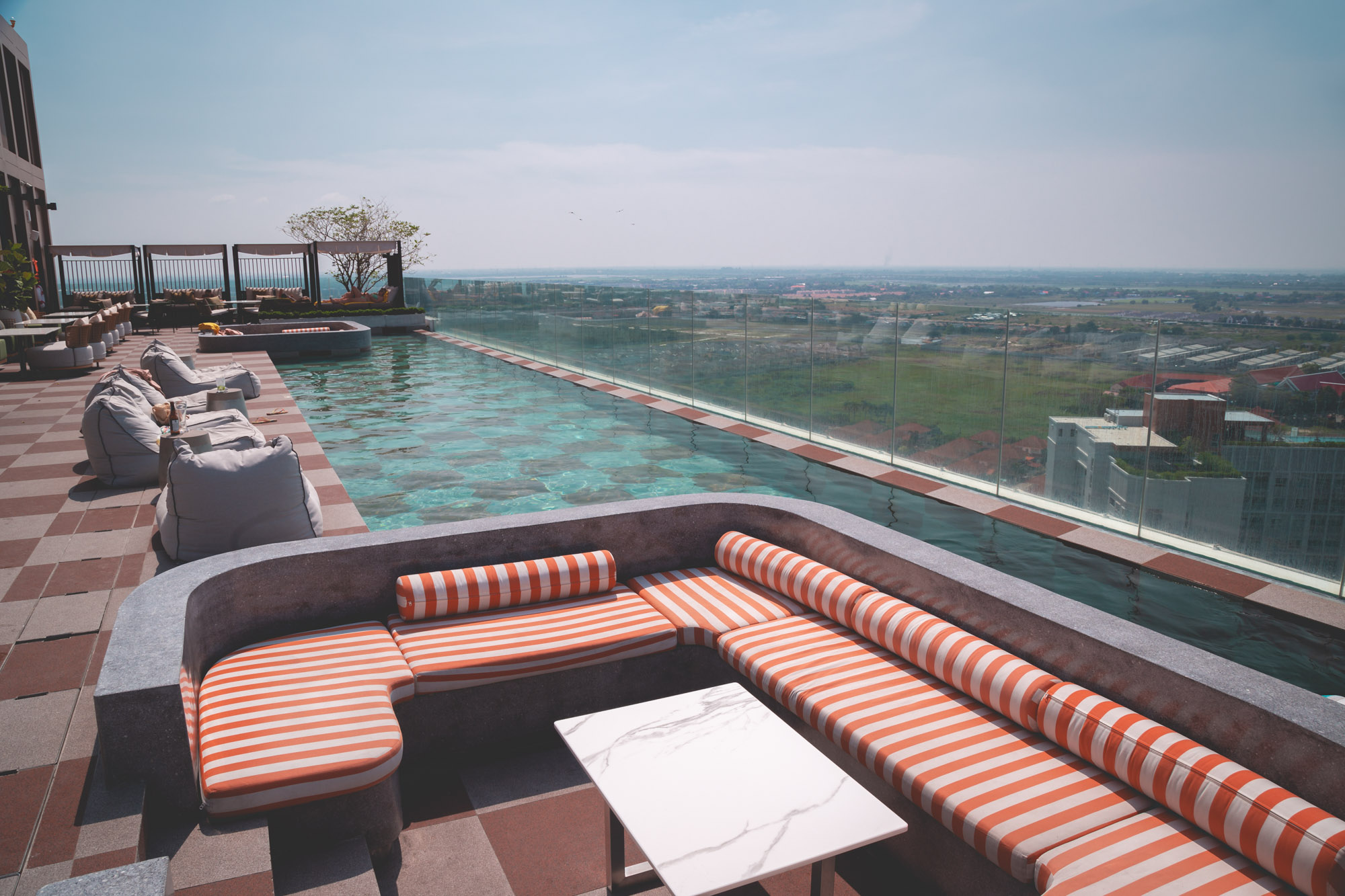 Pool auf dem Dach des Hotels